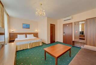 Гостиница Агни Санкт-Петербург Двухместный улучшенный номер с видом на ул.Маяковского-1